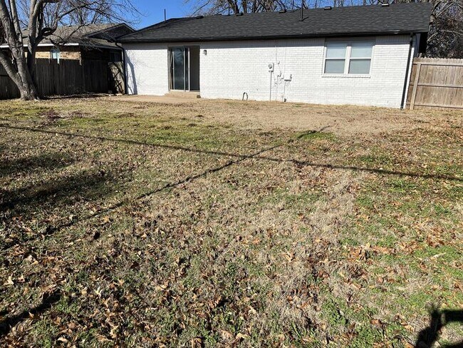 Building Photo - 1509 W Vandalia St