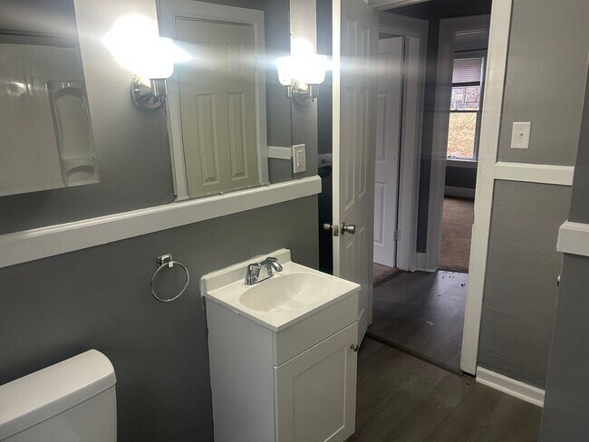 Building Photo - 2 Bedroom House