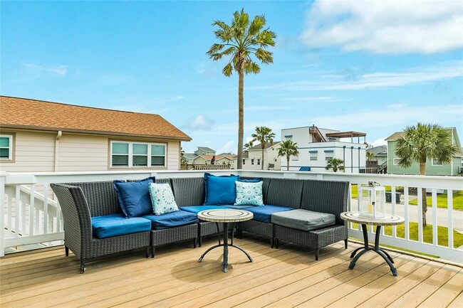 Building Photo - 13638 Pirates Beach Blvd