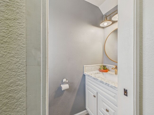 Building Photo - Updated 2 Bed / 1.5 Bath Townhome – In-Unit Washer & Dryer + Garage Parking – $2,800/month