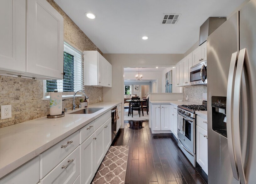 Building Photo - 4242 Van Nuys Blvd