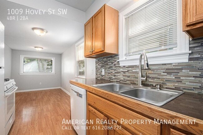 Building Photo - 1009 Hovey St SW