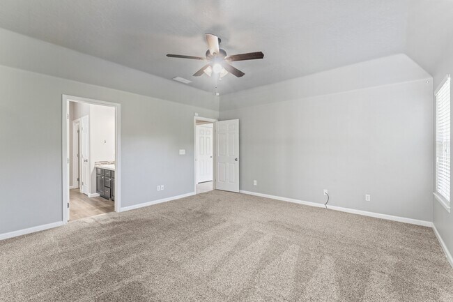 Building Photo - 552 E Whitney Ct