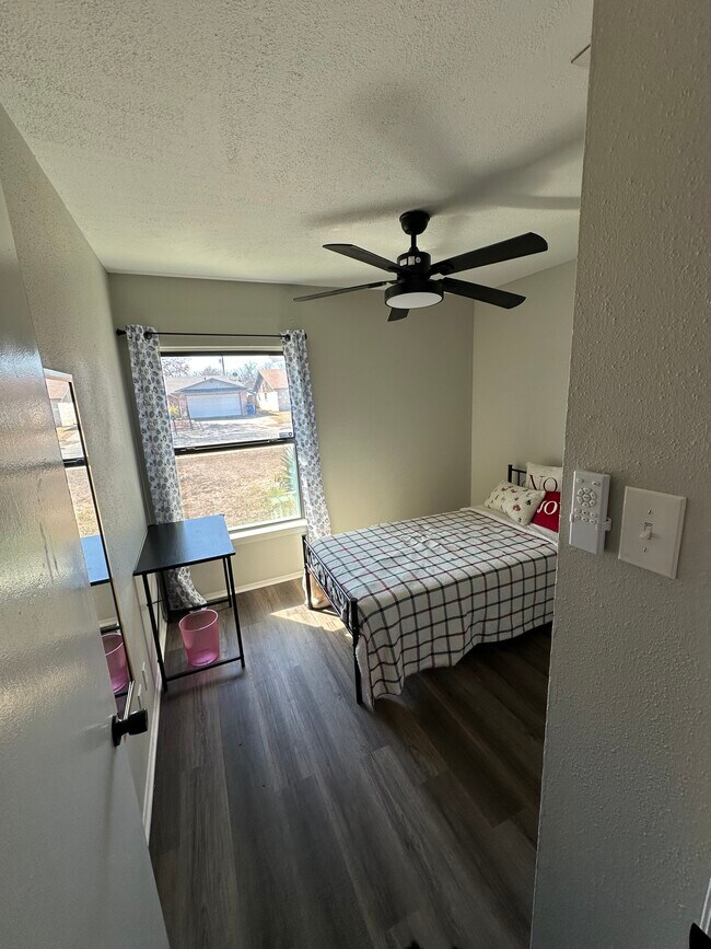 Building Photo - 7427 Slippery Elm St