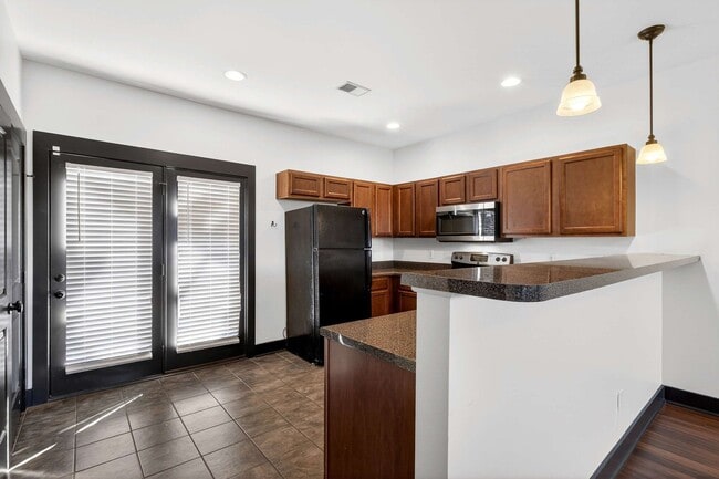 Building Photo - Great Location!