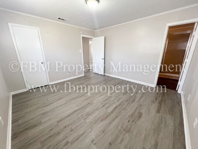 Building Photo - 1204 Williamsburg Dr