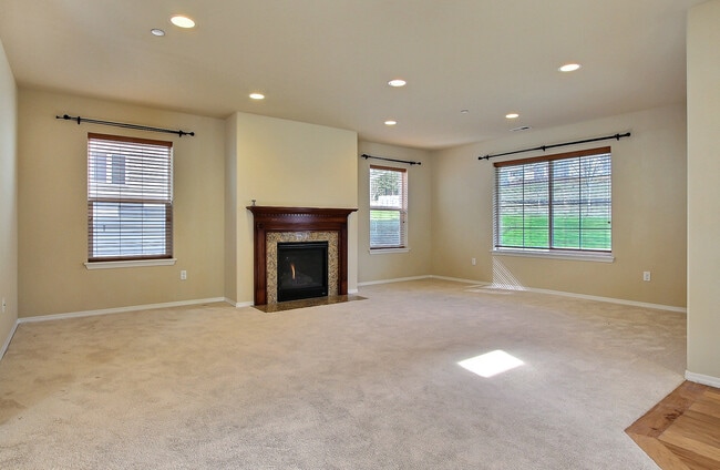 Building Photo - Open Floor Plan Home!  3 Bedroom, 2.5 bath with Loft