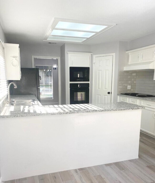 Building Photo - 2338 Brookdale Dr