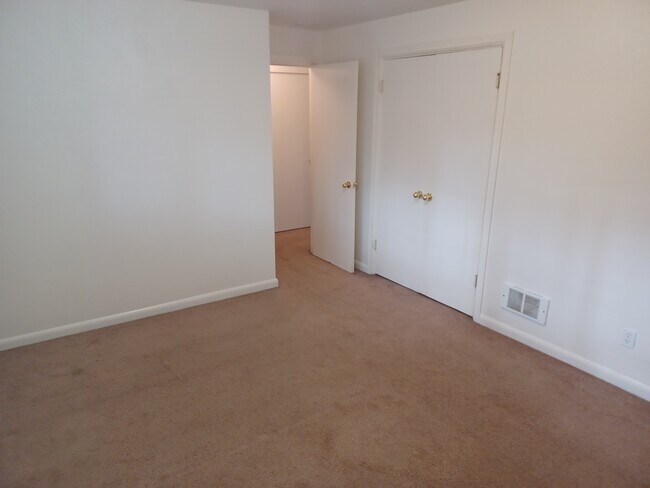 Building Photo - 15220 22nd Ave E