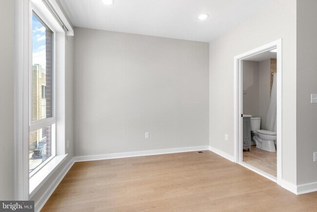 Building Photo - 2344 W Seybert St