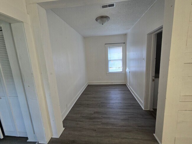 Building Photo - Adorable 3 bed 1 bath house! Spacious unit!