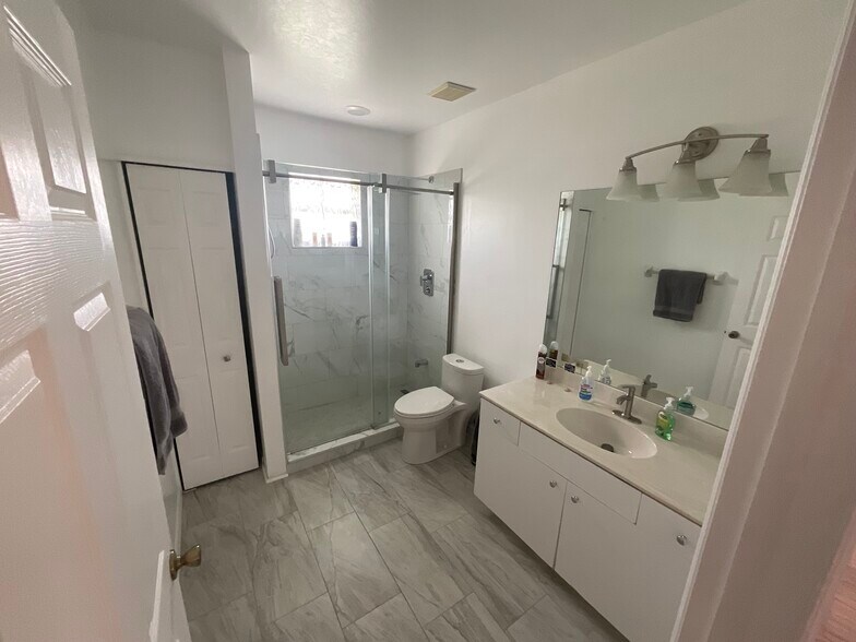 Building Photo - 929 Bolivia Dr