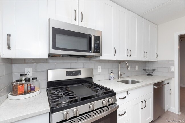 Building Photo - 4 Consulate Dr