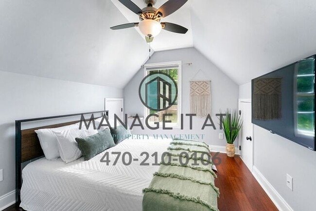 Building Photo - Cozy 3 bedroom house located one block from the Beltline!