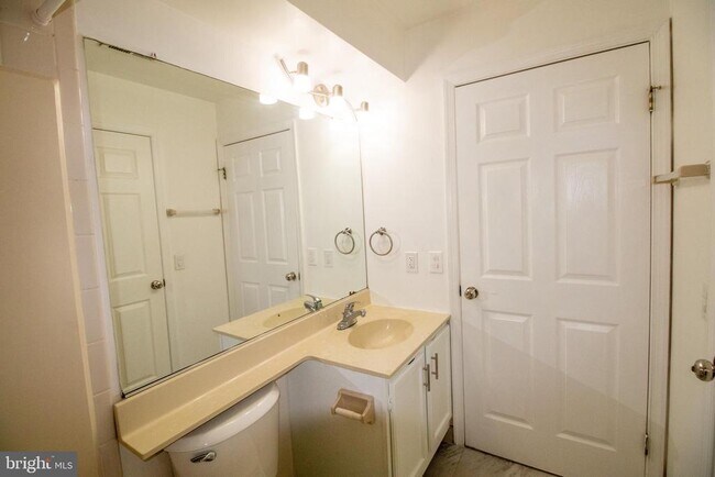 Building Photo - 1337 Waterford Dr