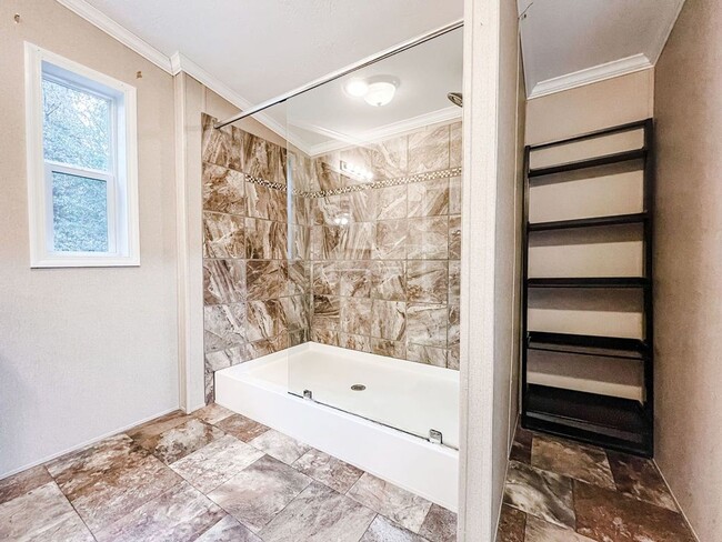 Building Photo - LOCATION! 5 mins from Carolina Beach bridg...