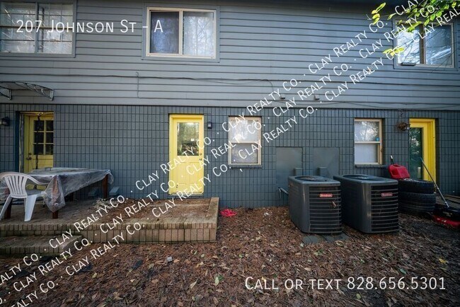 Building Photo - 207 Johnson St