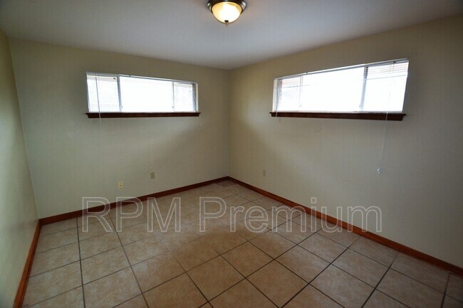 Building Photo - 8255 Queenswood Ct