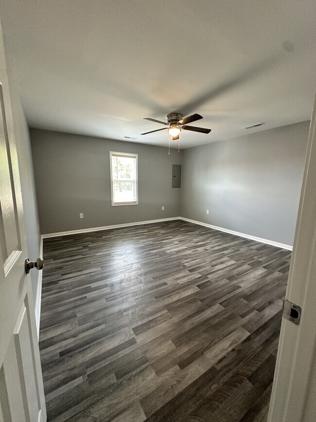 Building Photo - 208 E 17th St