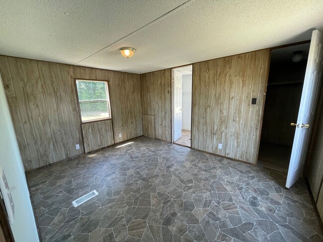 Building Photo - 3 BR, 2 BA SINGLE WIDE IN DUDLEY AREA