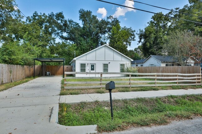 Building Photo - For Lease | 3 Bed, 2 Bath |1,350 Sq Ft |Tr...