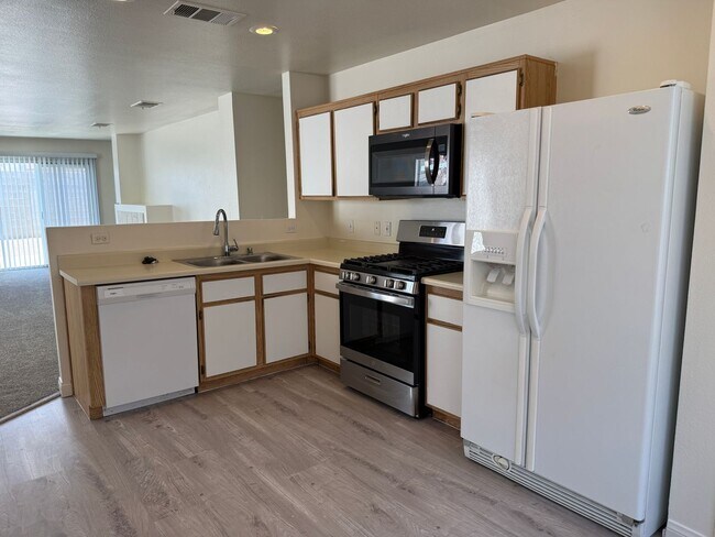 Building Photo - Three Bedrooms, Two Full Bathrooms