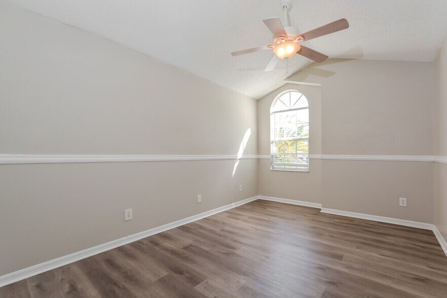 Building Photo - 2801 River Ridge Dr