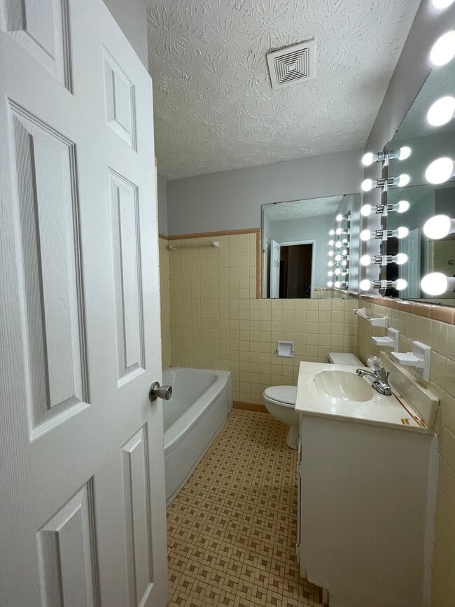 Building Photo - 3551 Cottonwood Dr