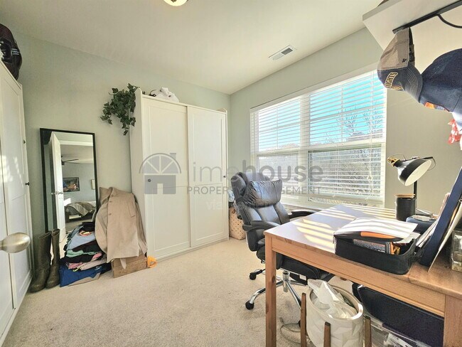 Building Photo - 820 Gem Ct