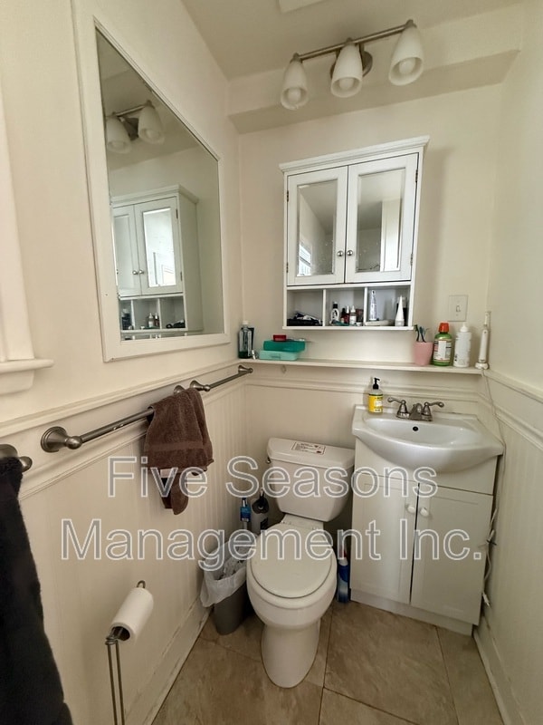 Building Photo - 384 St Paul St