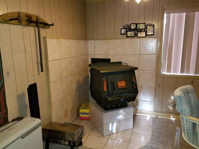 Building Photo - 2 Bedroom with 1.5 baths