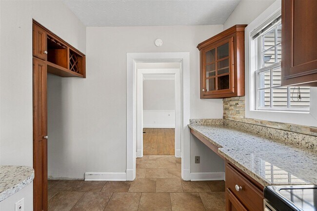 Building Photo - 943 Nutwood St