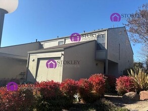 Building Photo - 27 Oak Brook Pl