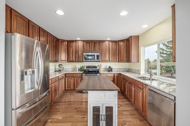 Building Photo - $0 DEPOSIT OPTION. BEAUTIFULLY MAINTAINED ...
