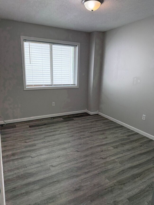 Building Photo - Three bedroom townhome near downtown NW Rochester MN