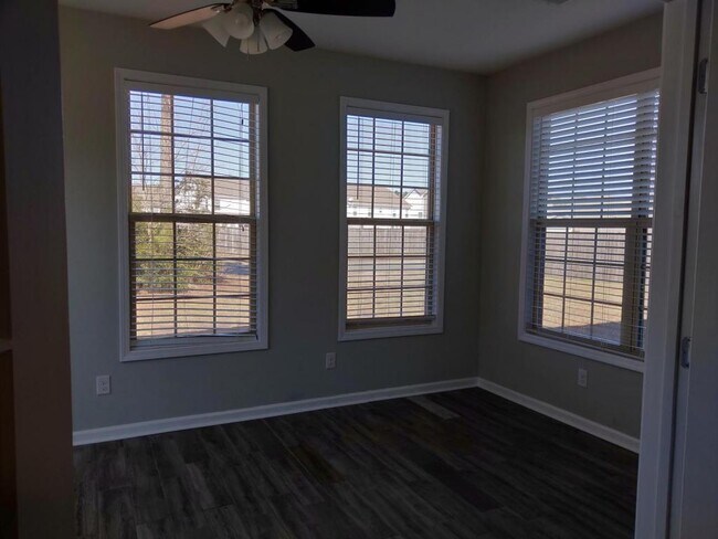 Building Photo - 128 Carolina Wren Ave