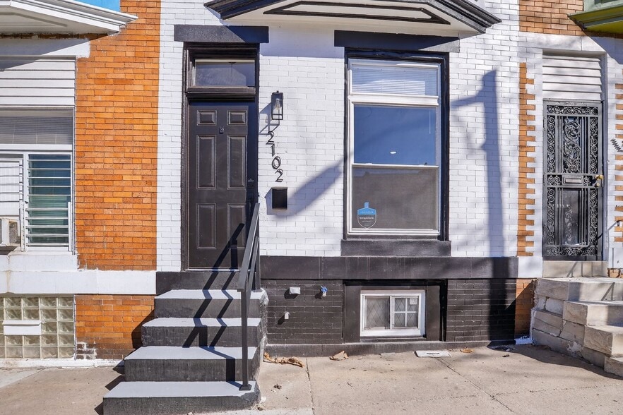 Building Photo - 2102 W Saratoga St