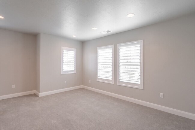 Building Photo - Newer Home in Prime Location with Spacious Layout & Two Living Areas