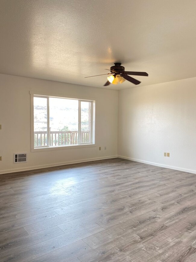 Building Photo - Spacious Well Maintained 3 Bedroom - 1 Bat...
