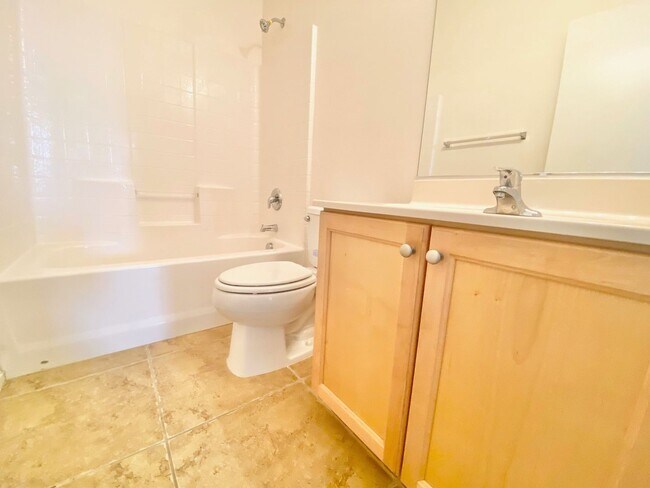 Building Photo - CUTE 3 BEDROOM / 2.5 BATHROOMS, TOWNHOME W...