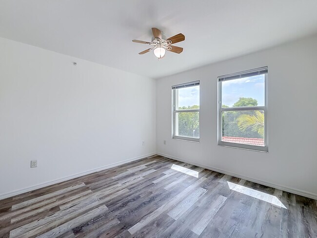 Building Photo - 1119 Villa Cir