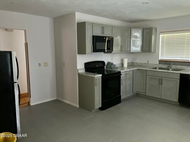 Building Photo - 411 Pleasant St