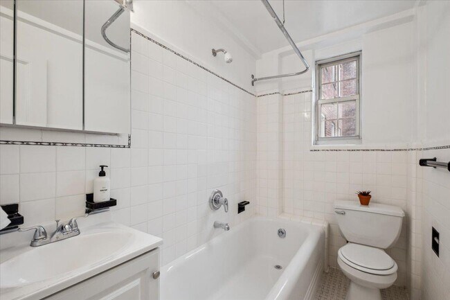 Building Photo - 45 Popham Rd