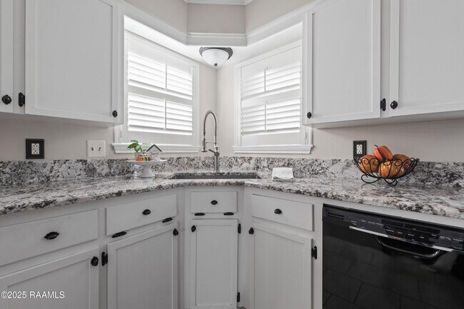 Building Photo - 115 Meadow Glen Dr