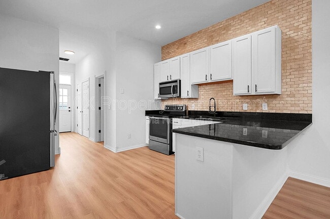 Building Photo - 1114 Summit St