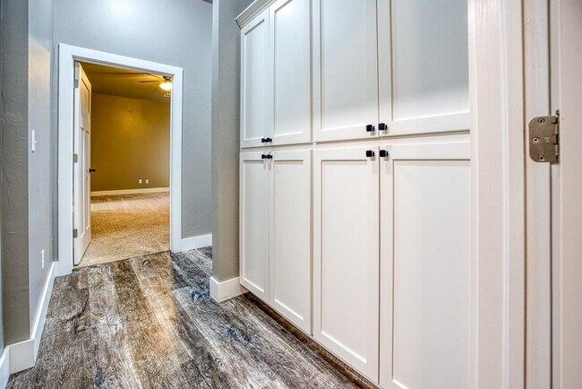 Building Photo - 807 Venice Ct