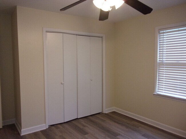 Building Photo - 1102 Chandler Dr