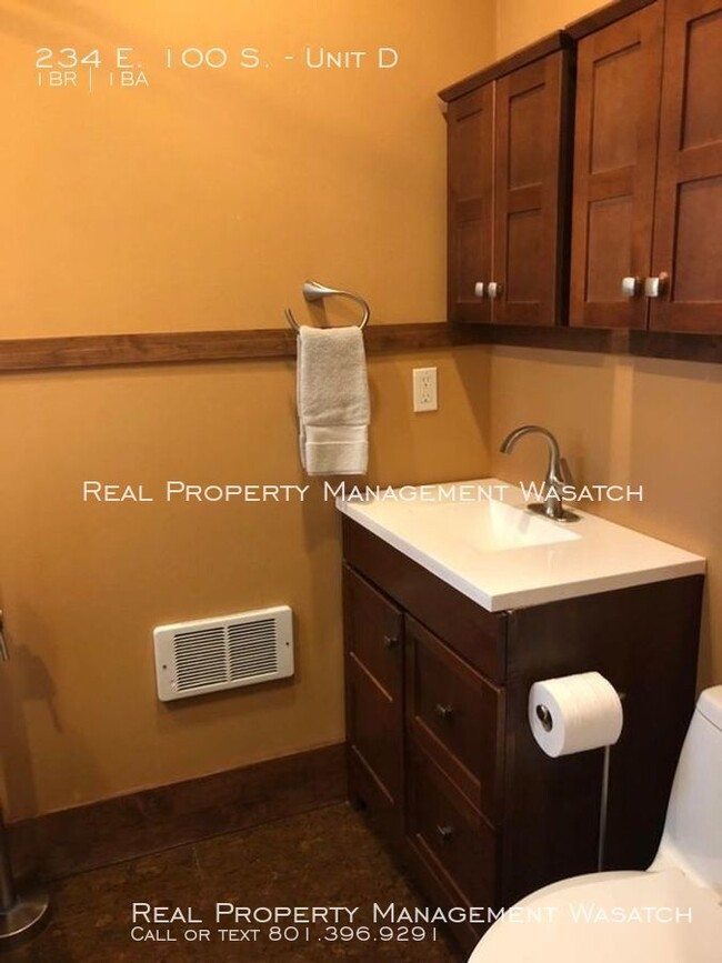 Building Photo - 1 Bedroom 1 Bathroom Unit at The Hollywood!