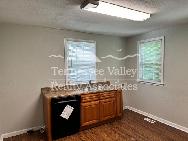 Building Photo - UPDATED 2 BED/1 BATH with carport right ne...