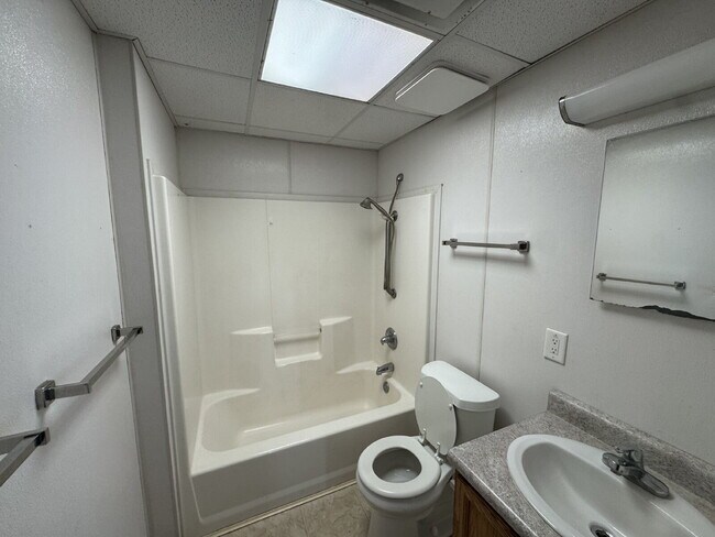 Building Photo - MOVE IN SPECIAL- Charming 2-Bed Oasis in Lubbock - Cozy 750 Sq Ft Retreat!